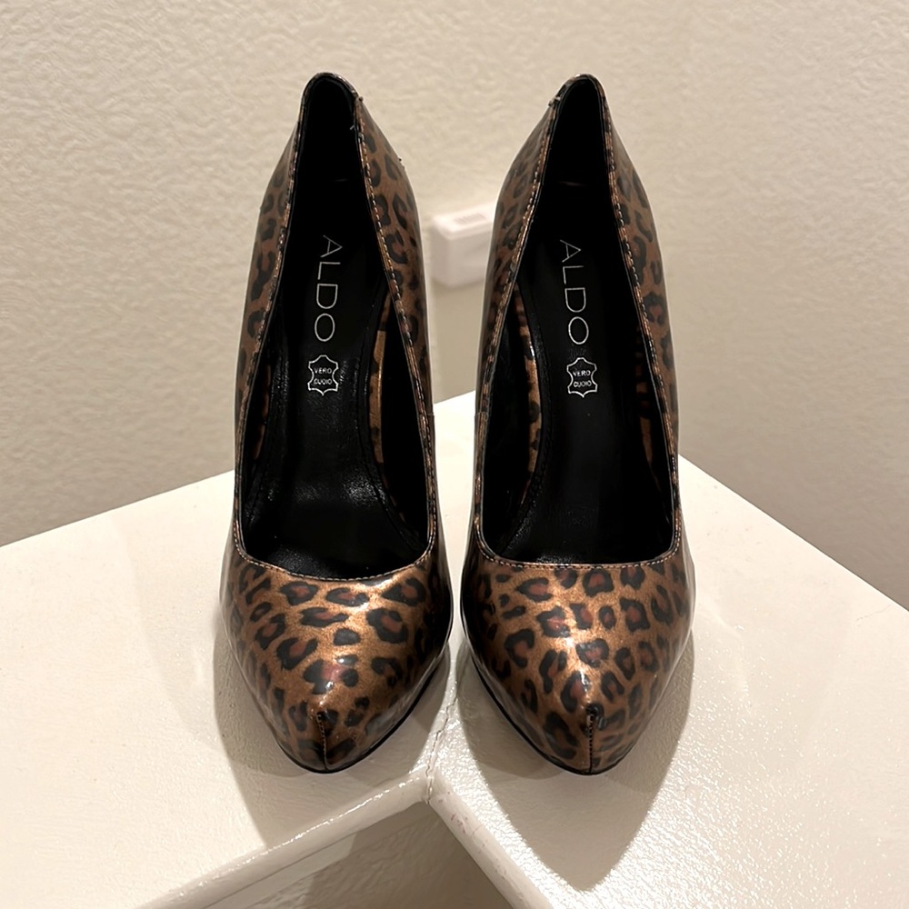Woman’s leopard 🐆 heel